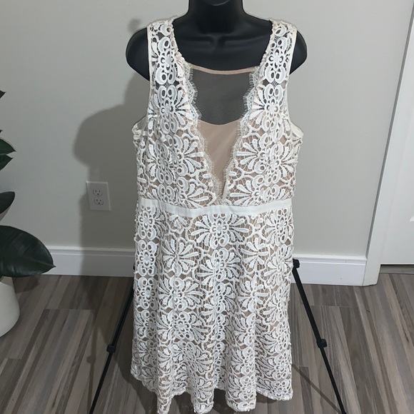 Adrianna Papell Dresses & Skirts - Adrianna Papell white lace holiday party dress 16